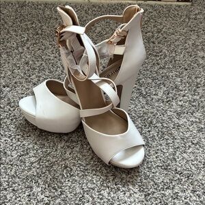 IDIFU Elegant White Strappy Wedges
